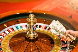 Antarmuka Live Casino deposlot88 menampilkan meja baccarat dengan dealer video langsung